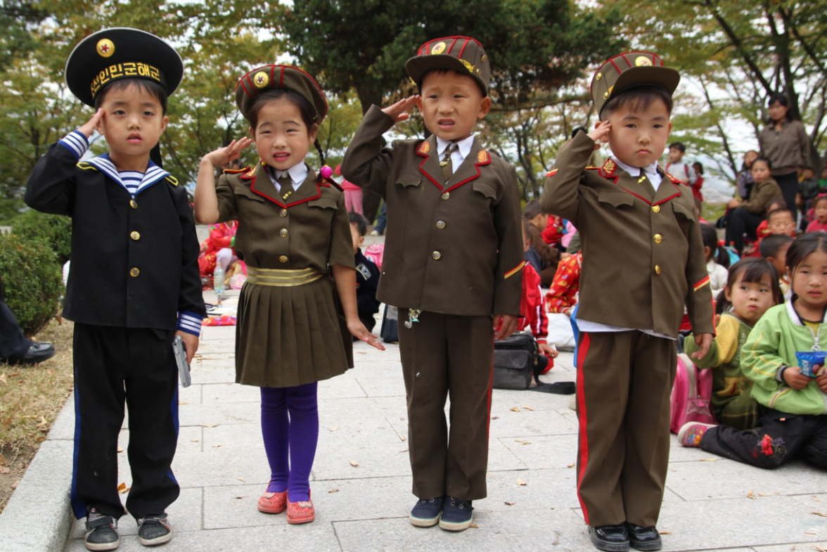 Дети северной кореи. Северная Корея дети маршируют. Дети в военной форме Северная Корея. Китайские дети в военной форме. Форма Северной Кореи.