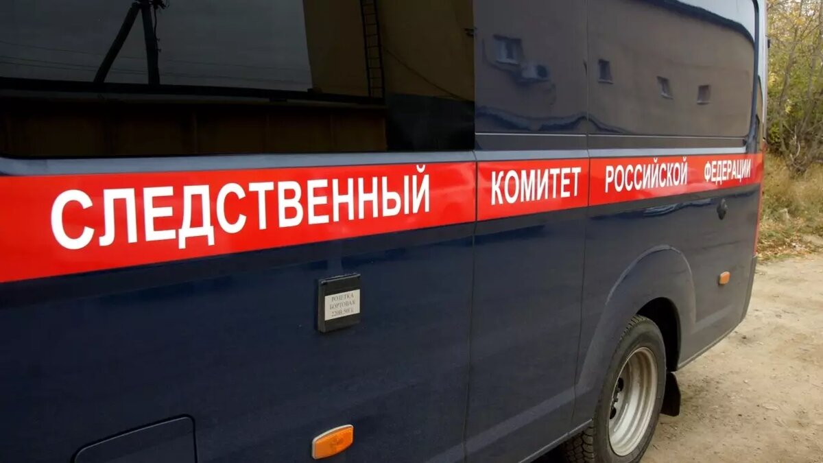    Следователи устанавливают обстоятельства гибели 22-летнего жителя Камышина, чье тело жильцы обнаружили на лестничной площадке в висящем положении. Предположительно, в деле отсутствует криминальный след, сообщили в правоохранительных органах региона.