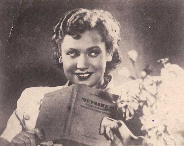 Открытка с Лидией Смирновой в фильме «Моя любовь» (1940). Взято с Авито. Заметим, что девушка изучает в вузе гуманитарные специальности.