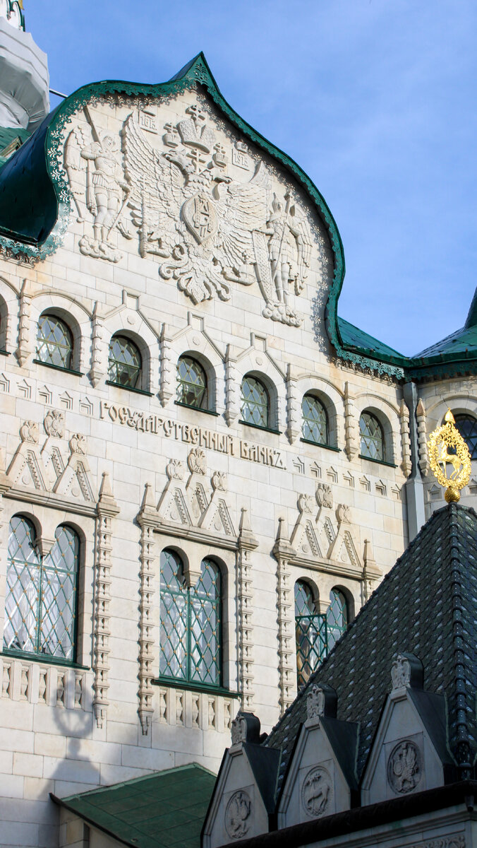 Большая Покровская: Банк России, башня с часами и театр драмы им. М. Горького