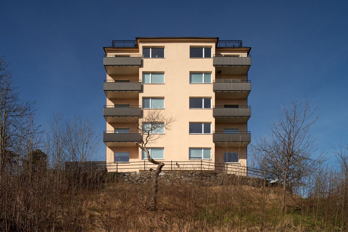 Так скромно выглядит пятиэтажный дом, в одну из квартир которого мы сегодня заглянем