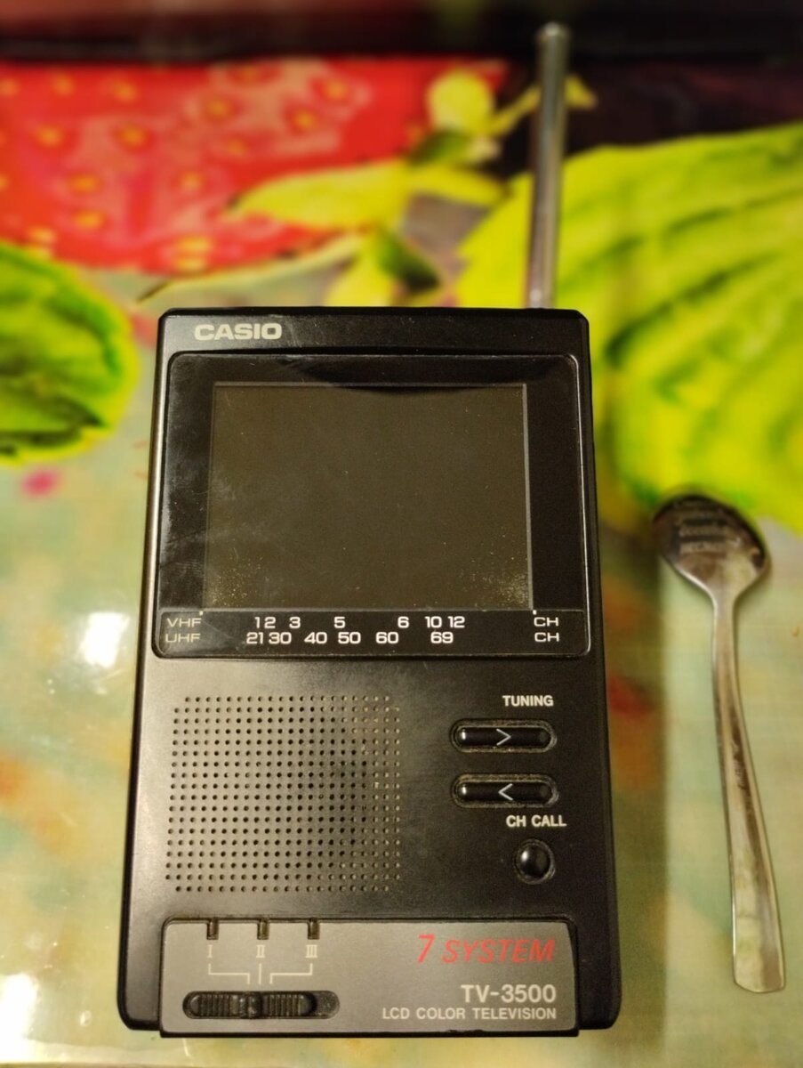 Фото бабушкиного телевизорчика. Сейчас он без приставки не работает.