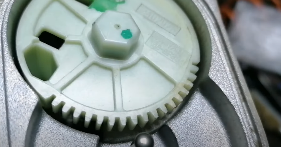 Никогда не вскрывал дроссельную заслонку на Ладе Гранте. А тут пришлось ...