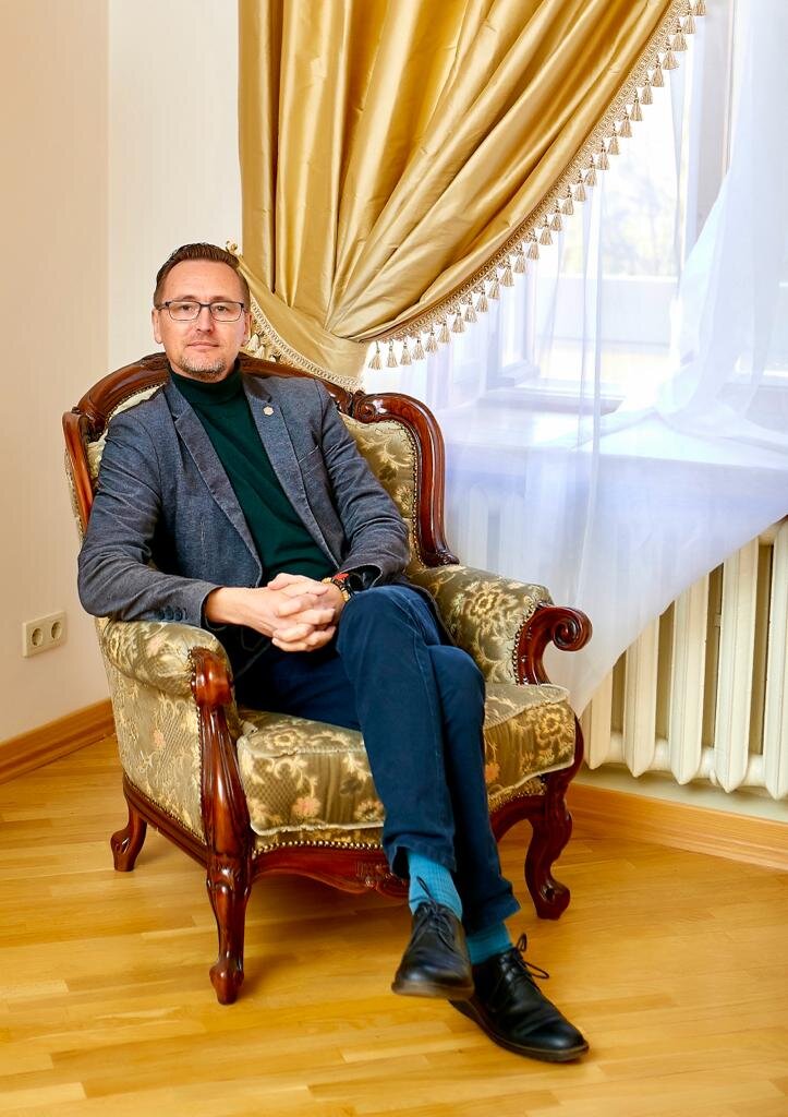 Представьте, что у вас что-то заболело и вы решили пойти к врачу.  
Выбрали специалиста. Записались на прием. Пришли в назначенное время. Рассказали о проблеме. Врач вас осмотрел и сказал, что надо сдать анализы и сделать УЗИ/КТ/МРТ/ЁПРСТ. 

Вы сделали эти анализы (скорее всего за деньги) и опять пошли к врачу. Он всё изучил и, если этого оказалось достаточно, сказал вам в чем проблема и как ее надо решать. 

Вы получили алгоритм действий. План лечения.

Дальше решать вам, придерживаться этого алгоритма или нет. 

Вы можете сходит еще к одному врачу и убедиться, что первый врач был прав. Можете не ходить.
Но вам и в голову не придет говорить специалисту, что он не прав и лечить надо вот так, а анализы надо совершенно другие. И вообще лучше народной медицины ничего нет.

То же самое  должно происходить и когда вы обращаетесь к специалисту по недвижимости. 

Он должен провести с вами подробное интервью. Выслушать ваши пожелания. Выявить ваши мотивы. Провести анализ документов. Узнать не только кто является собственником, но и кто является ЛПР-ом и ЛДПР-ом. 

Рассказать вам, что происходит на рынке в вашем сегменте, какие варианты продажи существуют. Какие каналы продаж можно задействовать. Какой примерный план продажи больше подайдет вам.

Вы должны уйти с консультации с полным пониманием своей ситуации и планом «лечения».

После чего, можете пойти к другому специалисту, что бы услышать другое мнение и выбрать с кем будете работать.

Всех обнял. Не теряйте время зря.
