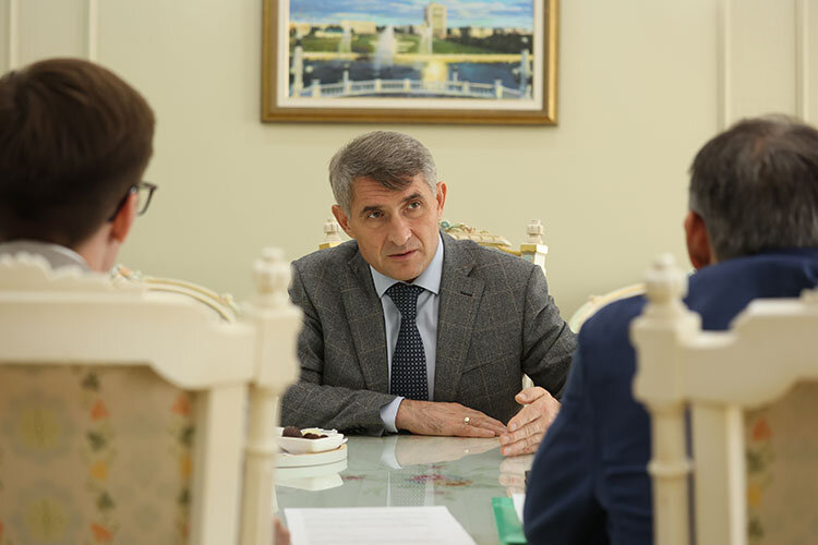 Олег Николаев принимает нас в Каминном зале здания администрации на Президентском бульваре. «Президента» в Чувашии нет уже давно, но бульвар в Чебоксарах остался, словно в память о регалиях руководителей прошлых лет Фото: пресс-служба главы Чувашии