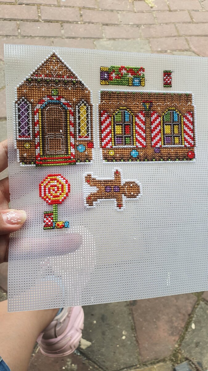 Так выглядит без бисера, но с бэкстичем ( я про боковую часть дома)