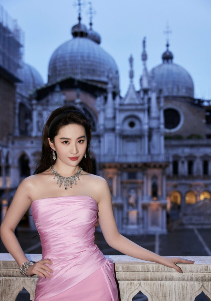 Liu Yifei специально для Булгари, фото с официальной страницы Булгари в Weibo