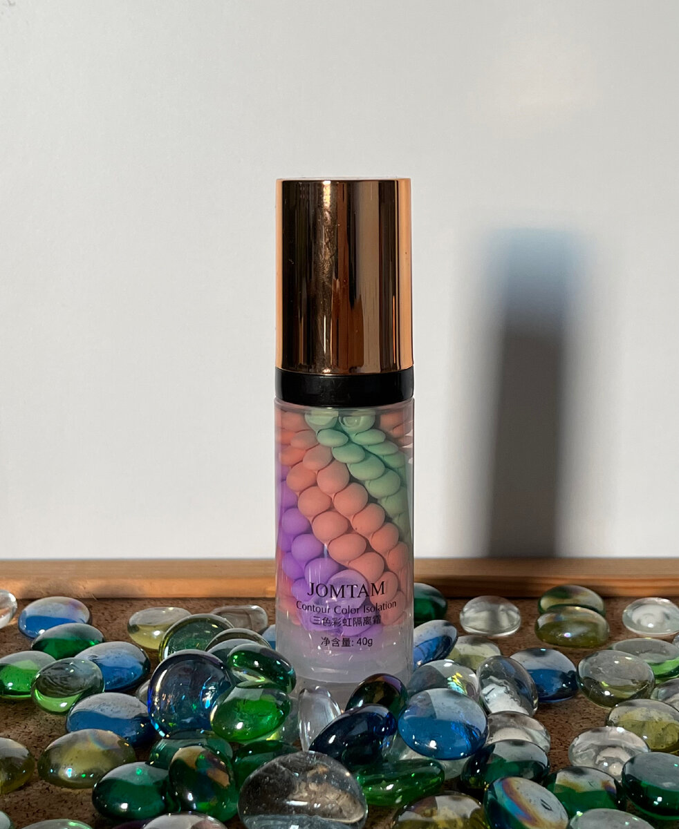 Это бюджетная основа под макияж, цена которой 160 рублей, но выглядит она потрясающе и пригодится каждой. Это основа под макияж 3 в 1, состоящая из трех цветов: 
💜 Фиолетовый- прикрывает желтоватый цвет лица, придает коже сияние. 
💕 Розовый- увлажняет и осветляет кожу, убирает тусклость лица.
💚 Зеленый- перекрывает покраснения кожи, скрывает прыщи и поры. 
Я пользуюсь ей каждый день и тон ложится ровнее, а кожа становится мягче и убираются покраснения, также макияж становится более стойким. Подходит для всех типов кожи. 
Артикул базы на валберис: 53319346