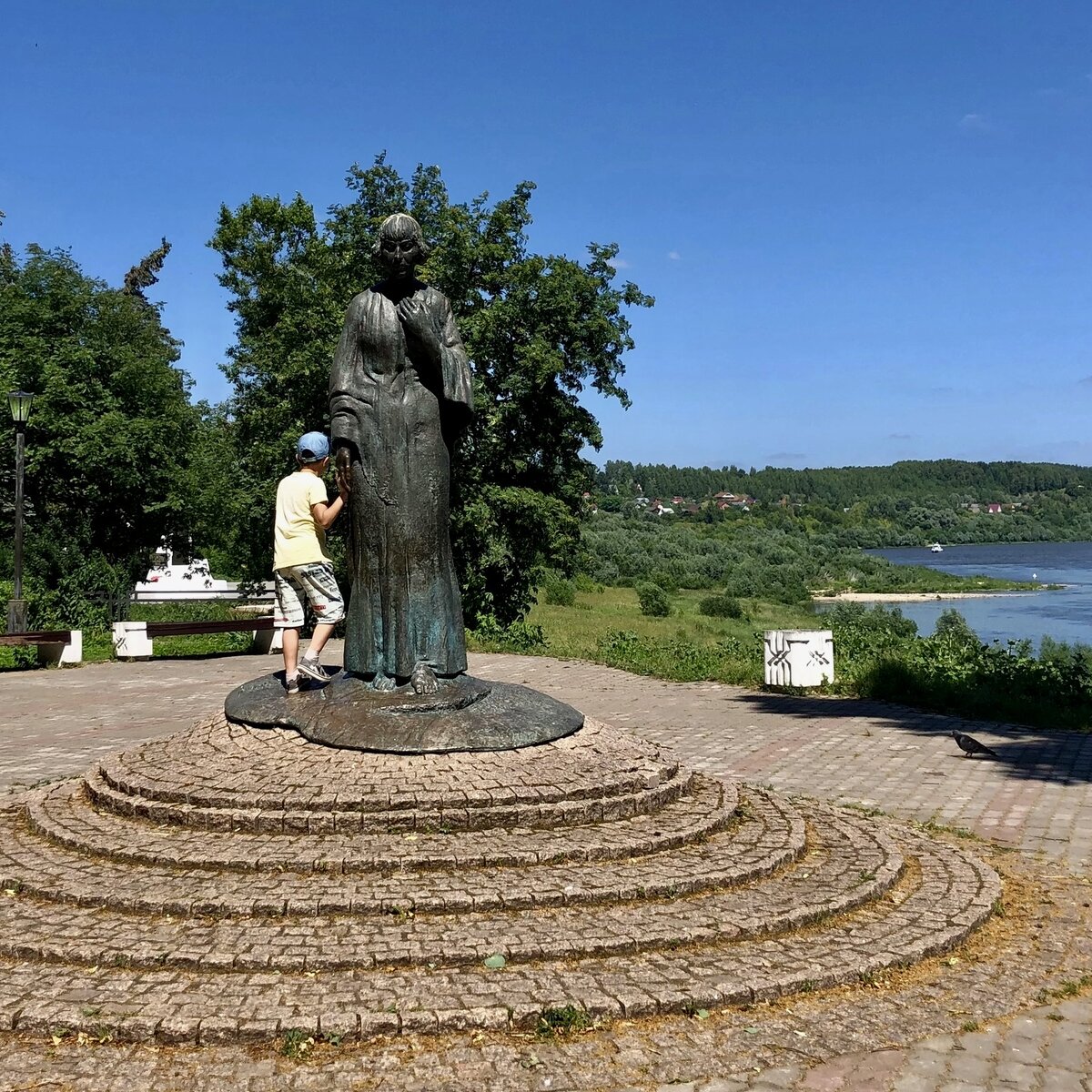 Памятник Марине Цветаевой в Тарусе (фото автора) 
