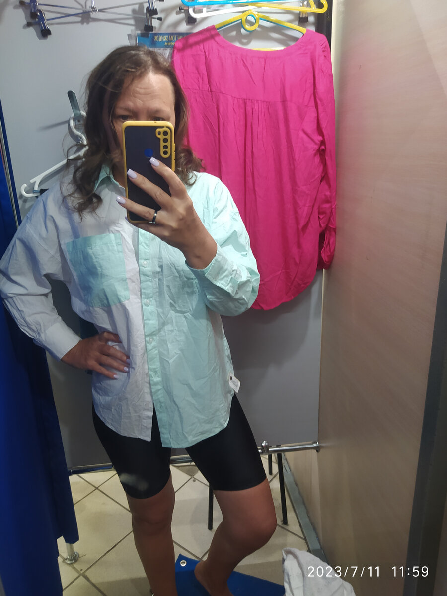 Это не пятно на правой штанине - это залапанное зеркало в примерочной.