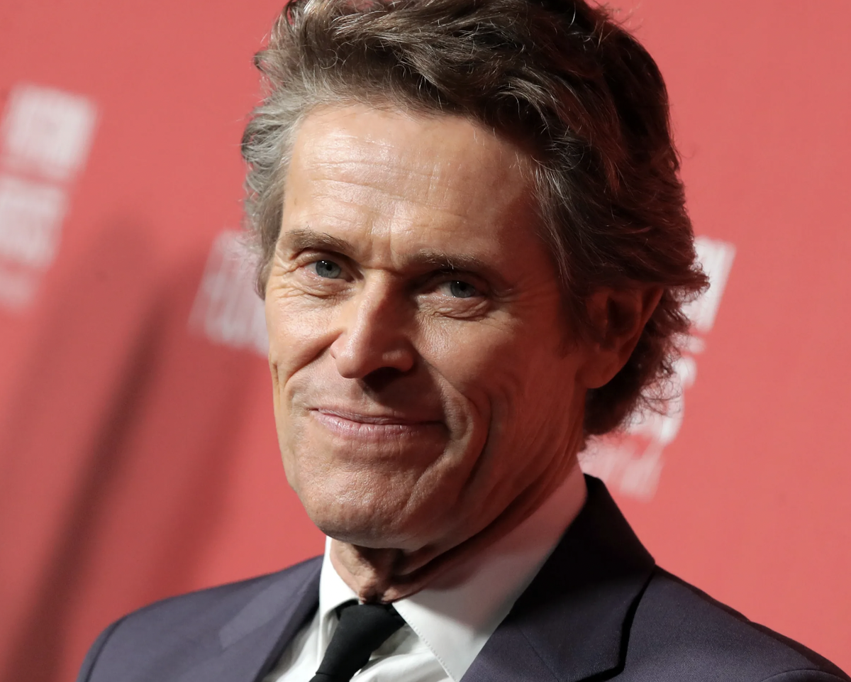 Виллем Дефо выглядит опасным, даже когда в хорошем настроении. "Анализируешь? Ну-ну, я и сам своего рода аналитик". 