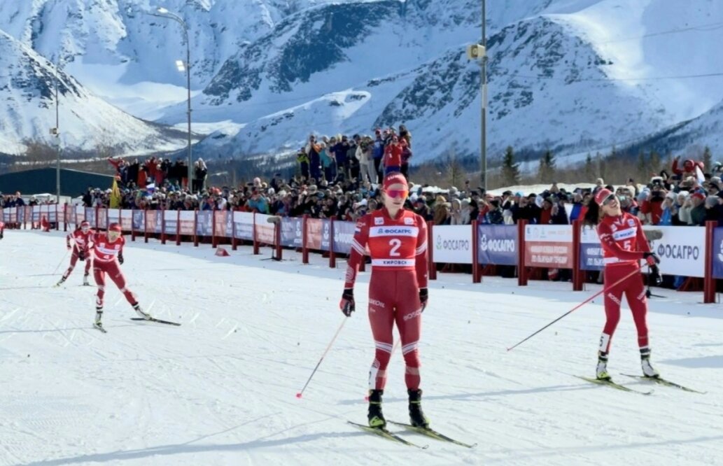 Глеб бежит к финишу третьим вслед за Красновым (2) и Большуновым (3) в Кировске 8 апреля