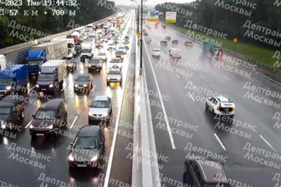   На внешней стороне 57 км МКАД произошло ДТП с участием трех автомобилей © Telegram-канал «Дептранс. Оперативно»