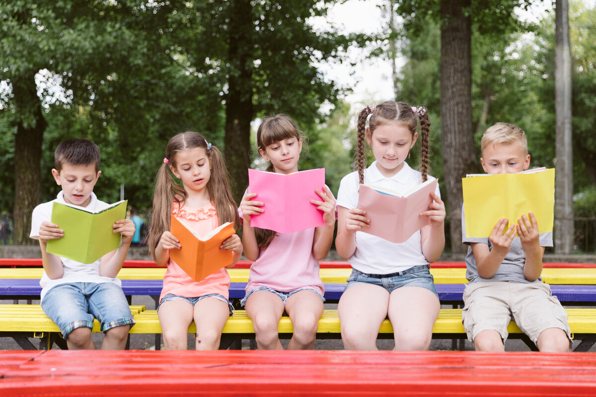 источник фото: Изображение от <a href="https://ru.freepik.com/free-photo/children-sitting-on-bench-and-reading_5105881.htm#query=%D0%BB%D0%B5%D1%82%D0%BE%D0%BC%20%D0%B4%D0%B5%D1%82%D0%B8%20%D1%83%D1%87%D0%B0%D1%82%D1%81%D1%8F&position=18&from_view=search&track=ais">Freepik</a>
