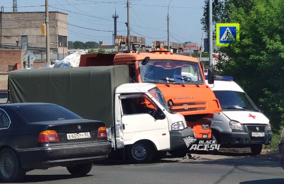    В Новосибирске пассажир Mazda пострадал в ДТП с мусоровозом