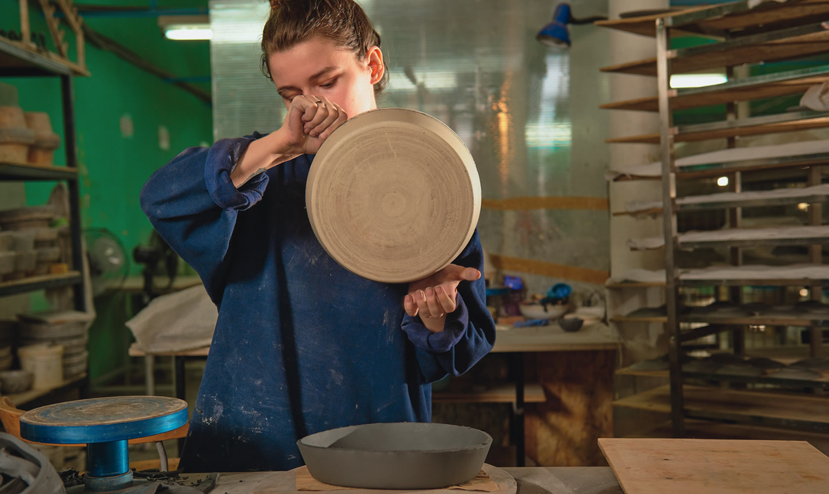 Историки считают, что керамика – первый материал, который человек создал своими руками. А мы рассказываем об одном московском производстве, где делают красивую посуду. Наверняка вы её видели!-6