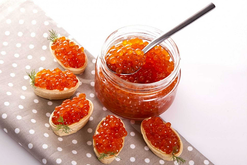 Красная икра - источник лизина, он лежит в основе для построения белка коллагена