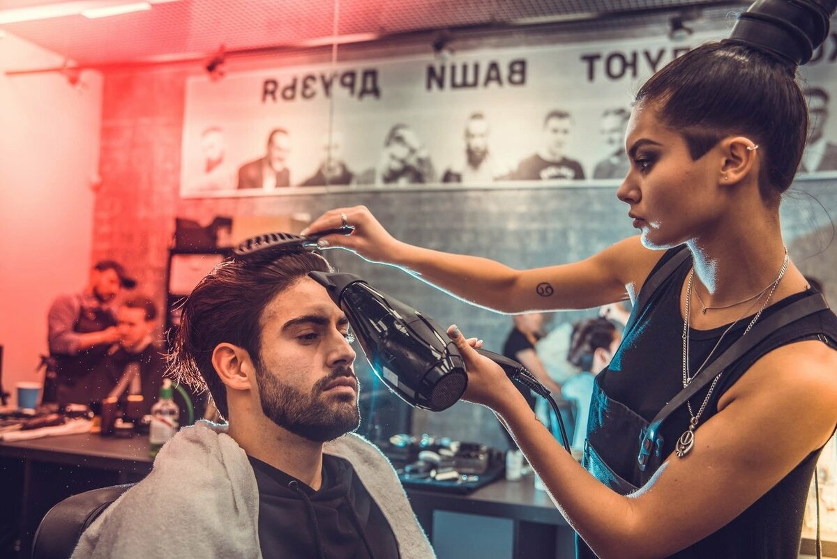 С парикмахером стоит общаться уважительно: всего одним движением руки он сделает так, что вас ни один коллега не узнает!