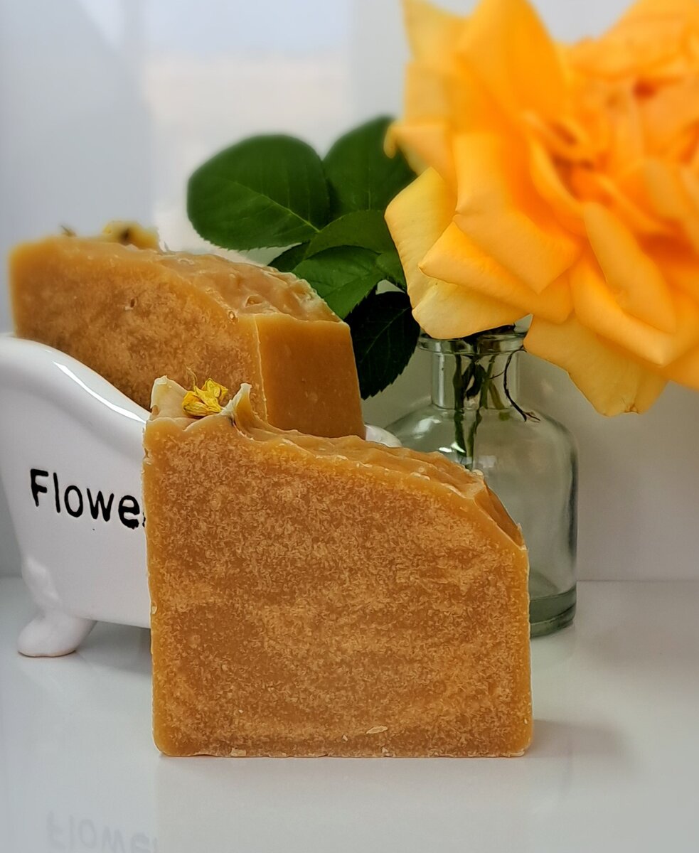 Нежное. Мыло сварено на деревенском коровьем молоке с медом.