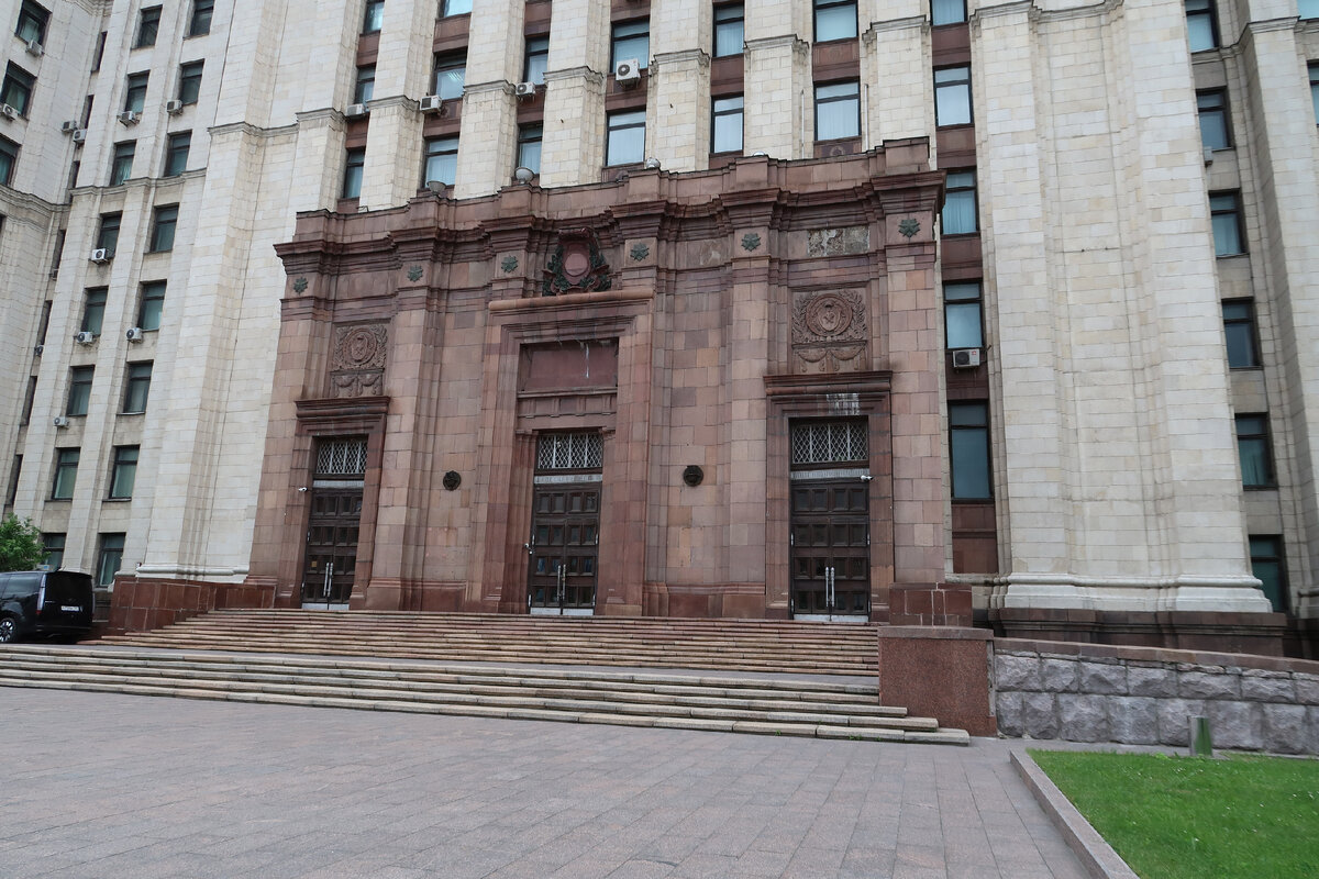 Мое фото из Москвы, один вход в это здание чего стоит!
