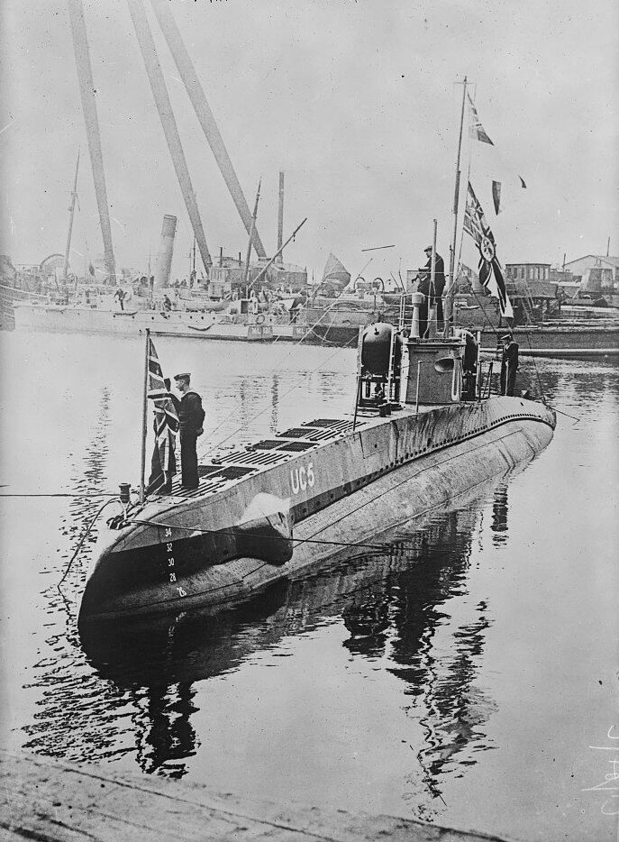 На фото - однотипная UC11 лодка UC-5.  Подводная лодка UC-11 была заказана 23.11.1914, заложена 26.01.1915 на верфи AG Weserи спущена на воду 11.04.1915. Введена в состав германского императорского флота 23.04.1915 как SM UC-11. Мины, установленные UC-11 во время ее 83 патрулирований, привели к потоплению 27 судов (комментарий БИТ).