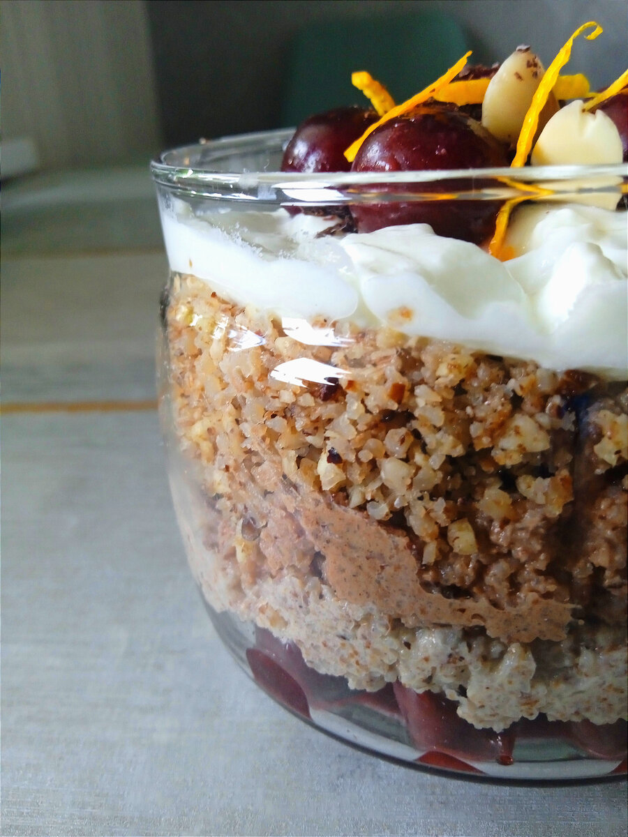 Слои снизу вверх: вишня, гречка+греческий йогурт/простокваша, гречка+греческий йогурт/простокваша+какао, гречка+орехи, простокваша/греческий йогурт, ягоды, орехи, цедра