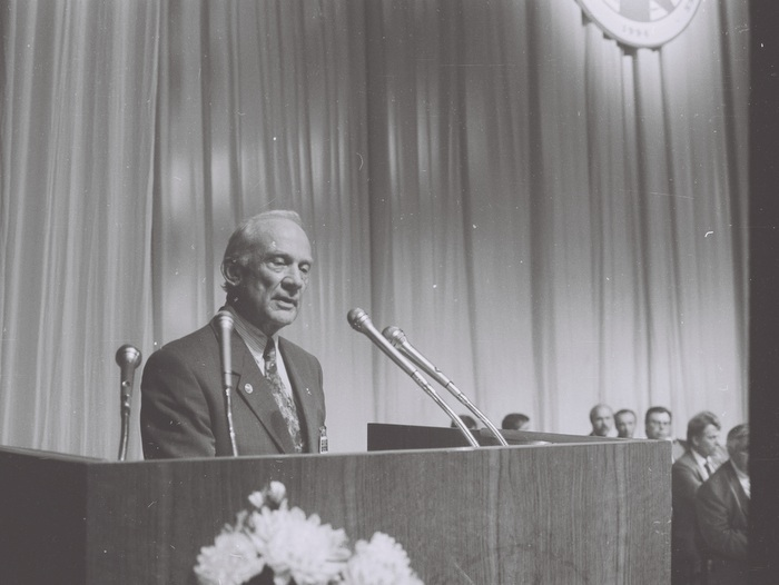 Первый Международный аэрокосмический конгресс, Москва, 15 августа 1994 г., на открытии конгресса выступает американский астронавт Эдвин Олдрин, который вместе с Нилом Армстронгом стал первым человеком на Луне
