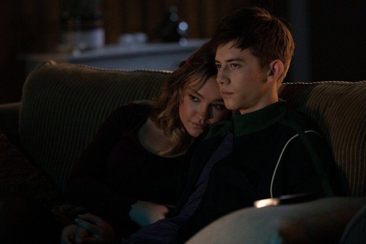 Сэди Стэнли и Гриффин Глюк в 9 серии 2 сезона сериала "Жестокое лето"