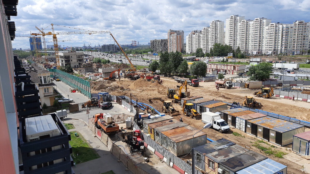 Растут вентшахты северного БТП, возводятся внутренние и внешние перегородки обоих вестибюлей. Дорога под окнами перекрыта, идёт горизонтальное бурение кабельных сетей. Точечно идёт обратная засыпка.