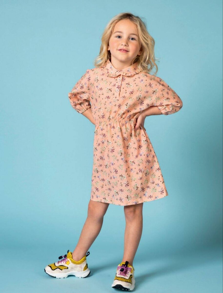 Платье на девочку в полный рост.