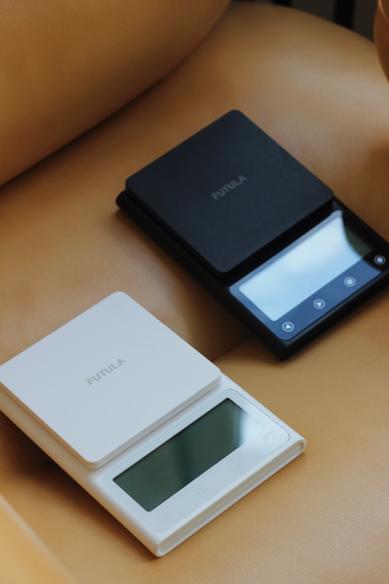 Кухонные весы Futula Scale 3 в черном и белом цвете 