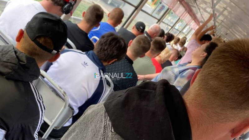     Мужчины заняли места в общественном транспорте. Barnaul22