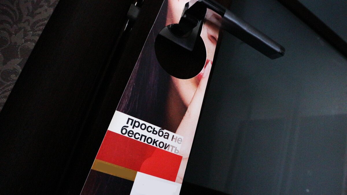     Мать подростка пыталась спасти сына, но ее не пустили в номера.