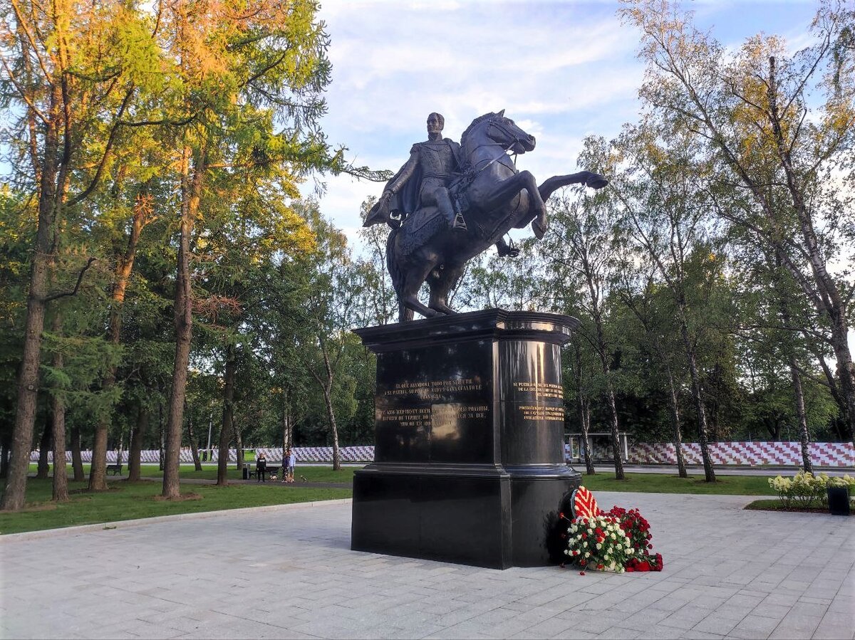 Памятник Симону Боливару в Москве. Источник — dzen.ru/pa_myatnik