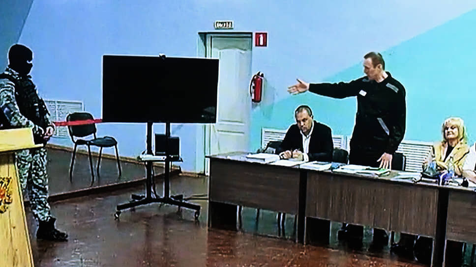 Фото: Дмитрий Лебедев / Коммерсантъ📷Слева направо: адвокат Вадим Кобзев, оппозиционер Алексей Навальный и адвокат Ольга Михайлова во время заседания суда в июне 2023 года