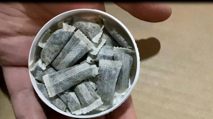 Крупную партию произведенного в Швеции некурительного табака изъяли российские таможенники на границе с Грузией, сообщили в ФТС.
Порядка 280 тысяч упаковок снюса стоимостью 100 миллионов рублей обнаружили в следовавшей из Армении фуре, которая, судя по документам, перевозила кофе и производные от него напитки.
Во время осмотра инспекторы МАПП "Верхний Ларс" нашли за коробками с кофе банки со снюсом. Этикетки свидетельствовали о том, что он был произведен в Швеции.
Кто был заказчиком нелегальной поставки, остается неизвестным. По факту контрабанды возбуждено уголовное дело.