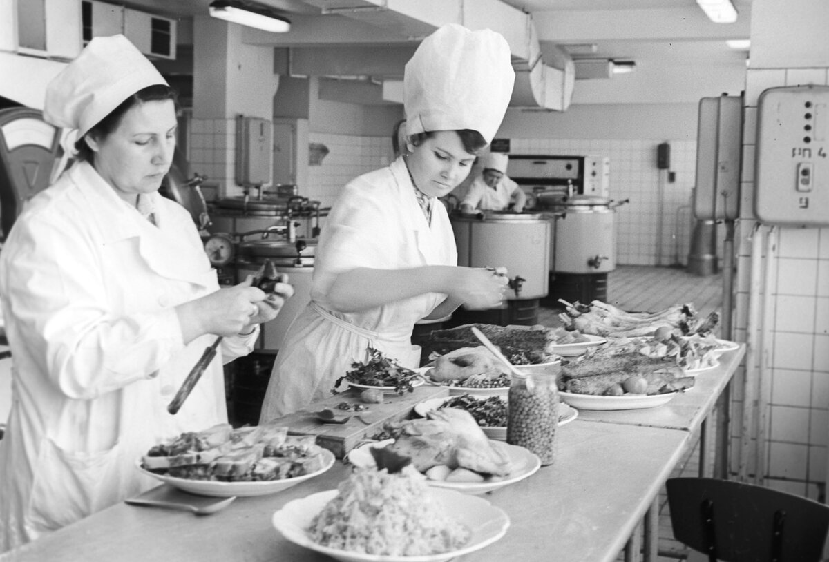 полстакана сметаны в советских столовых. меню советской столовой. сметана в советских столовых. молоко в детском саду. повариха ссср столовая.