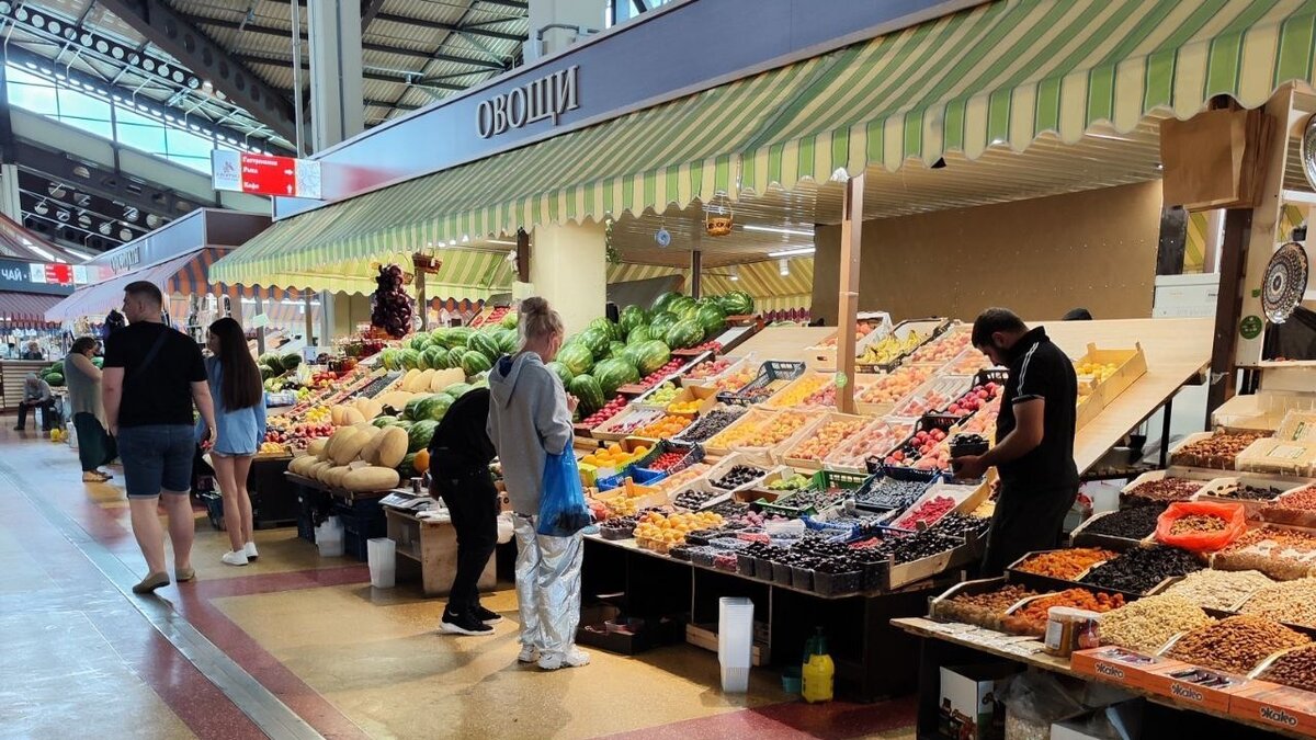     Июль подходит к концу, но фруктово-овощной сезон в самом разгаре. Корреспондент NewsNN решила выяснить, где выгоднее покупать овощи и фрукты. И раскрыть лайфхаки, которые помогут сэкономить.