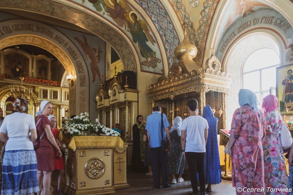 Во время службы в храме