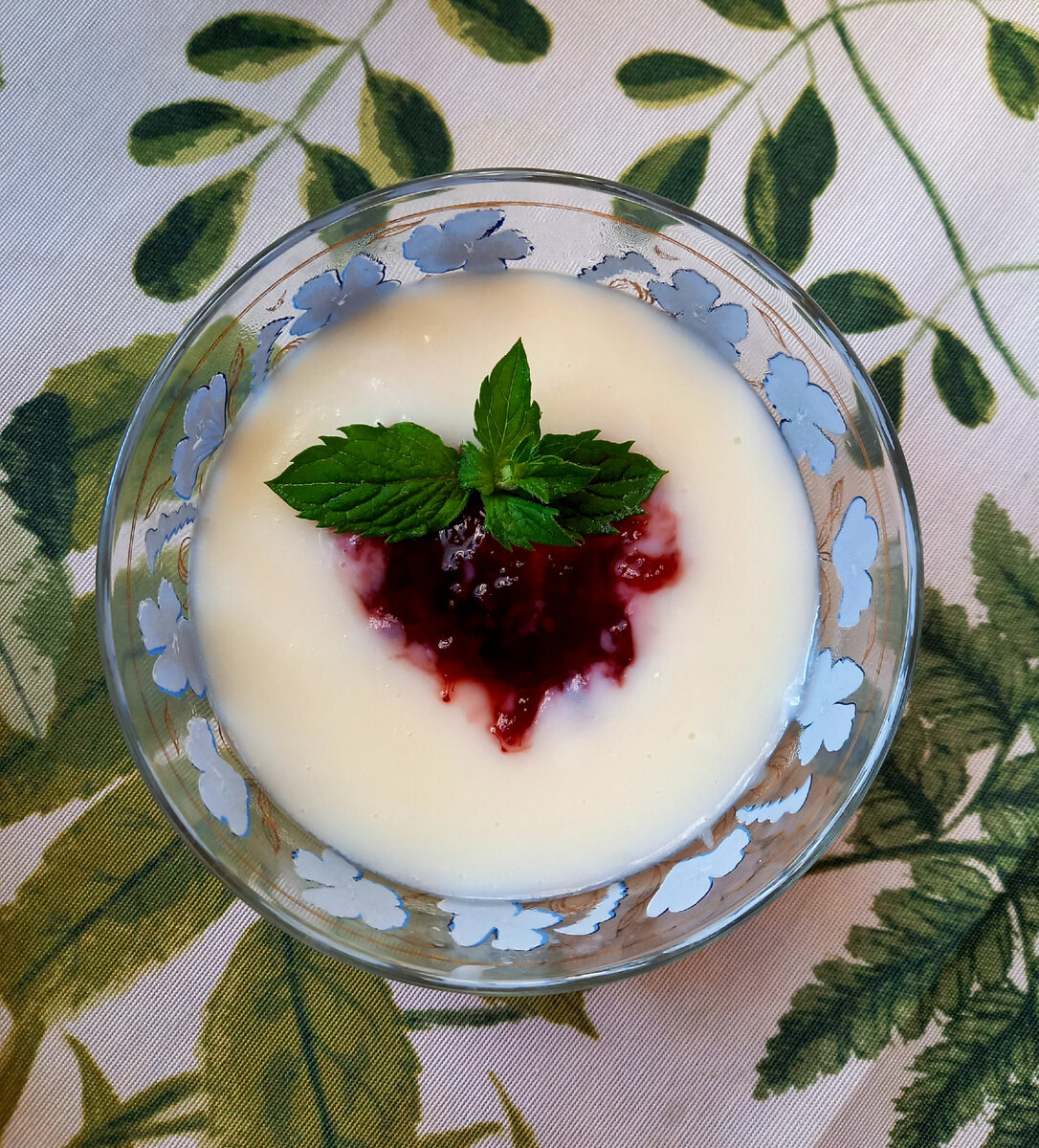 Молочный кисель с вареньем и мятой. В следующий раз попробую добавить какао