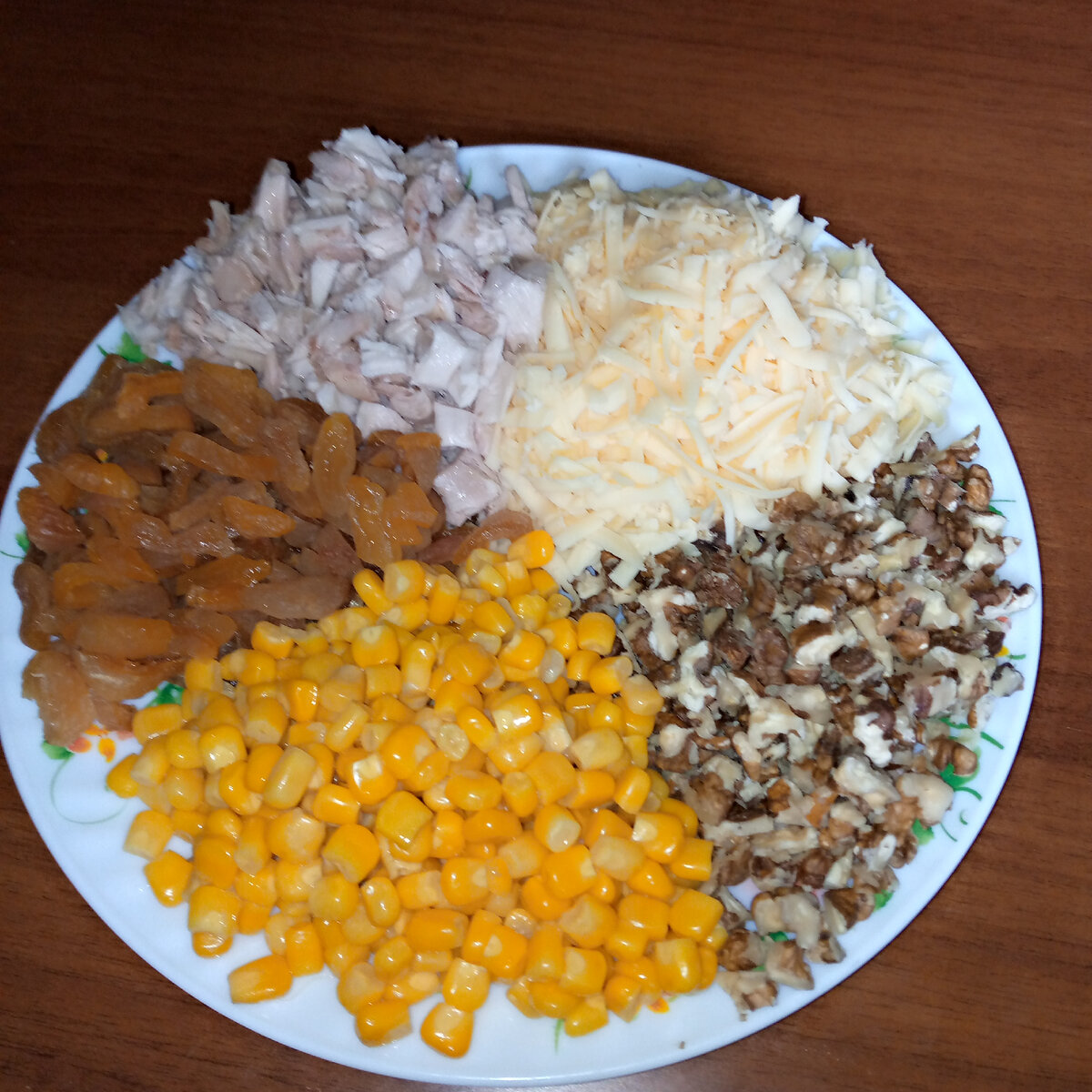 Неполный состав салата,яблоки в процессе нарезки.