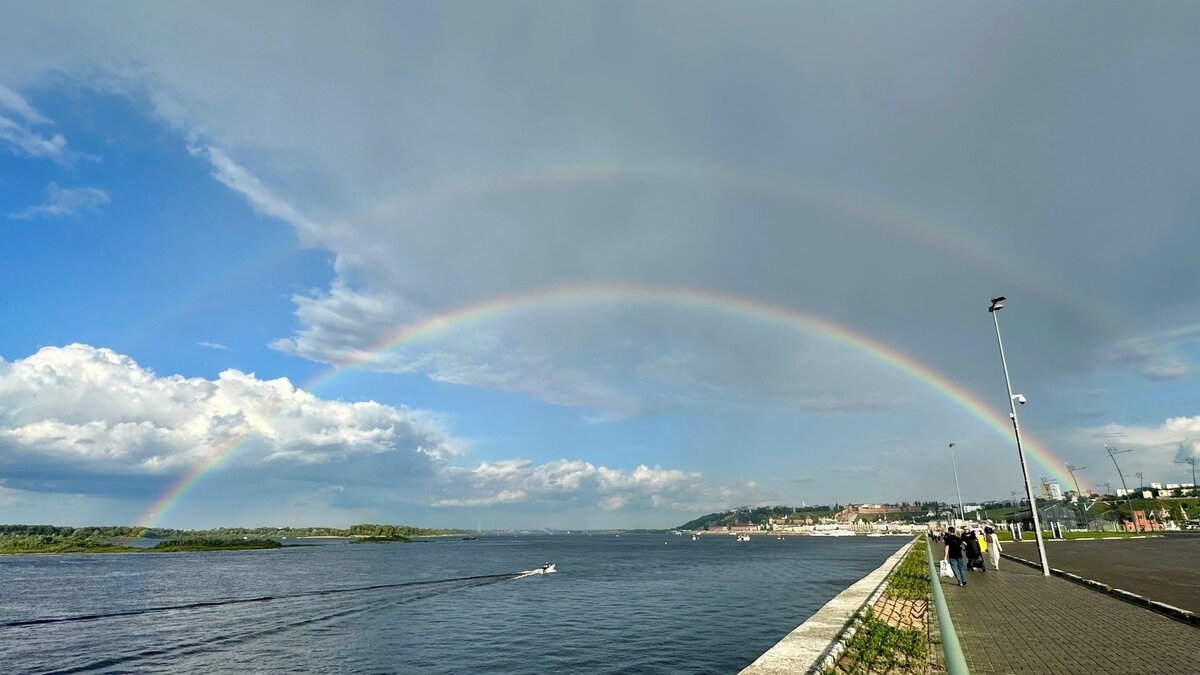     Двойная радуга озарила небо над Нижним Новгородом. Удивительное природное явление, раскинувшееся через Волгу, смогла запечатлеть супруга главы региона Екатерина Никитина. Кадром она поделилась на своей странице в соцсети.