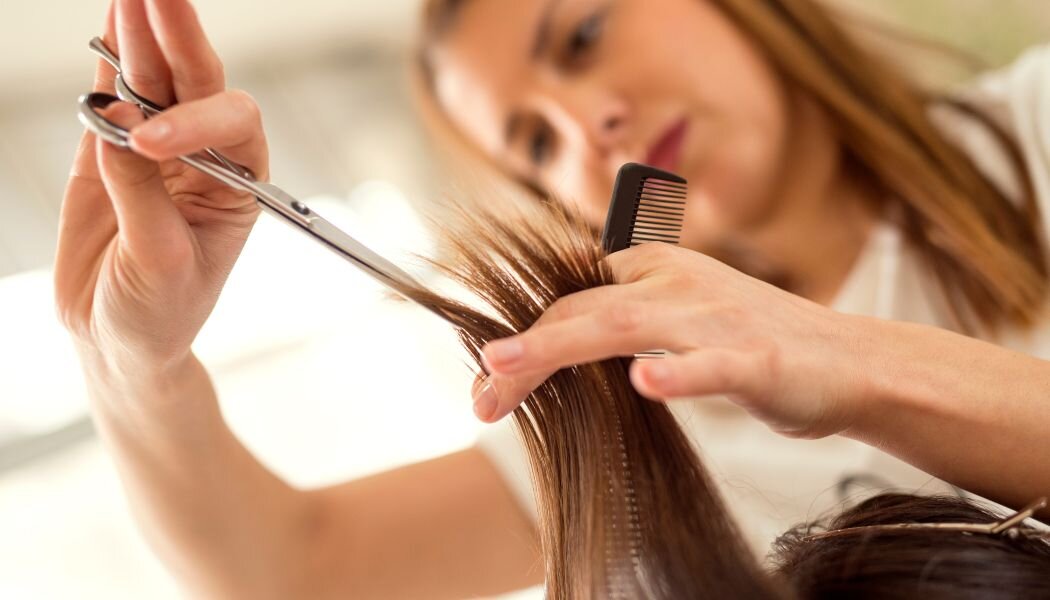 Рекомендуется стричь кончики волос каждые 6-8 недель