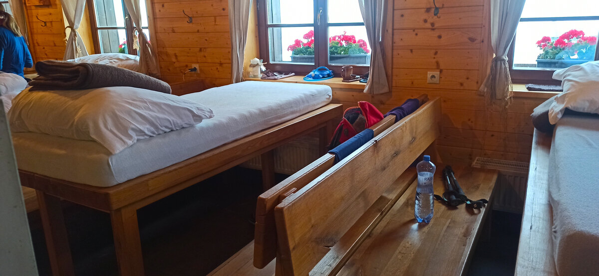 сплю на столе в горном домике