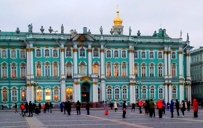 Фрагмент южного фасада Зимнего  дворца. Вид на  с Дворцовой площади у Миллионной улицы /фото из личного архива/.