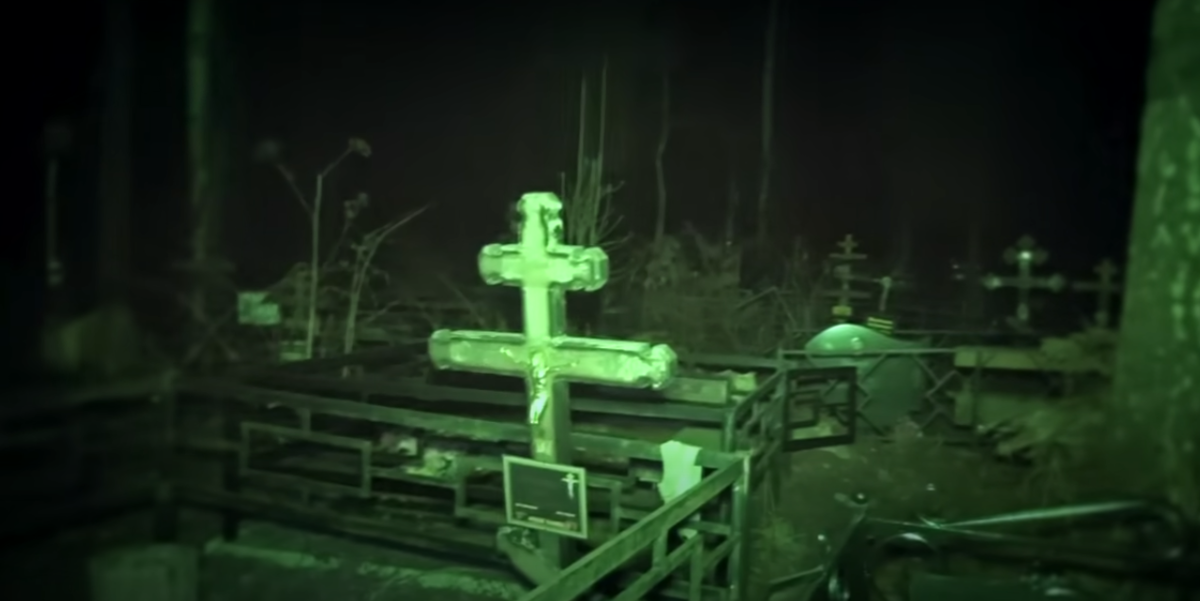 Кладбище ночью.