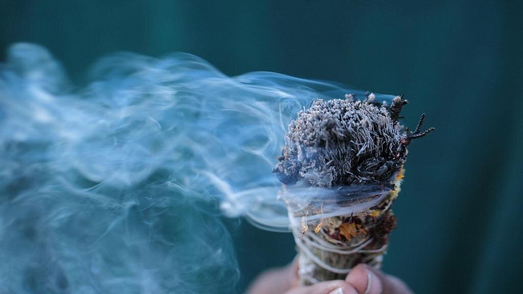 Окуривание скруткой трав