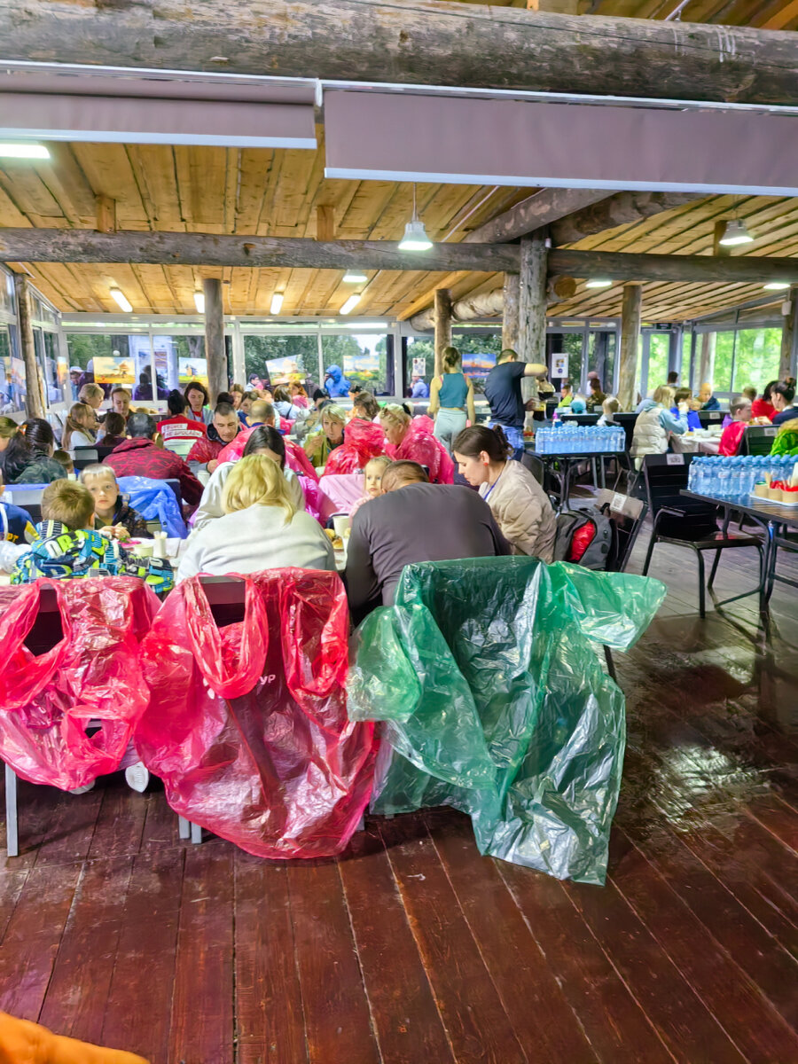 Если вы приобрели полный тур, то вам представится возможность поесть в кафе, а не под проливным дождем 