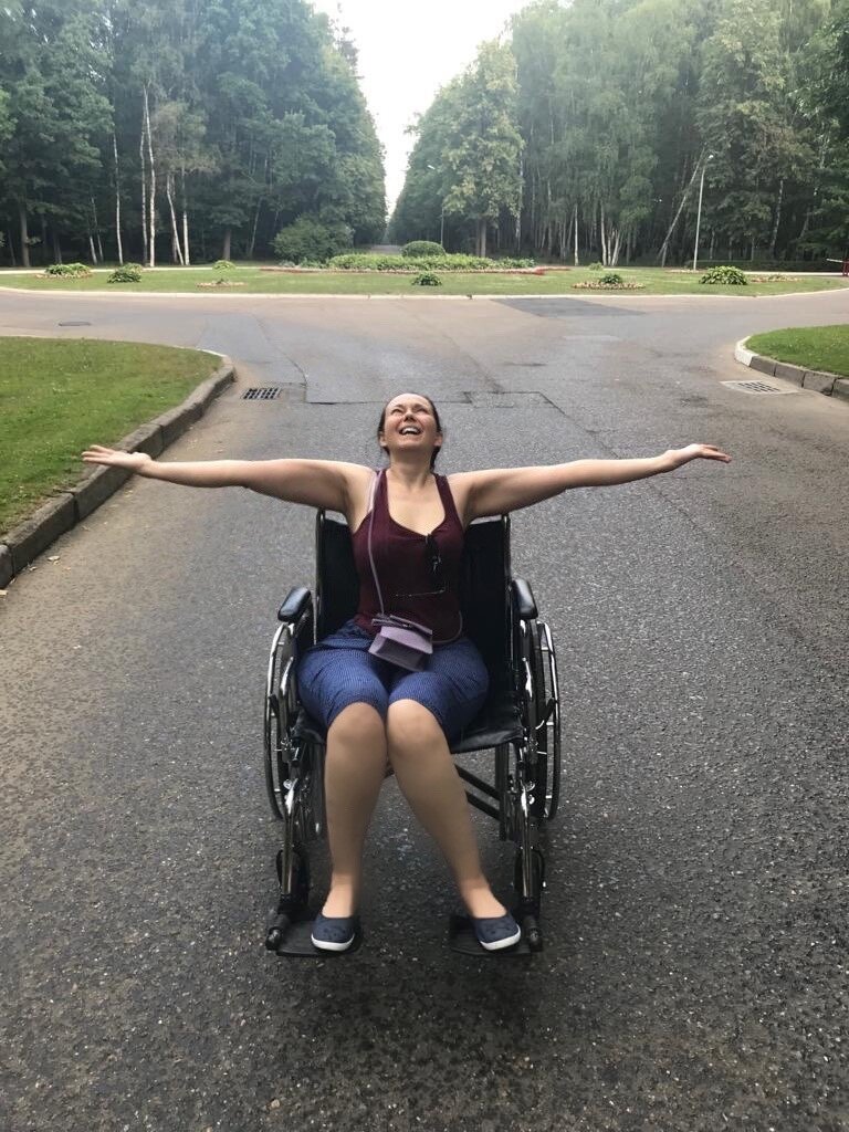 Я на територии ЦКБ в 2019 году, случайно друг покатал меня под дождем. Восторг!