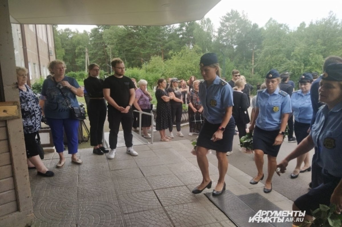    Проститься с погибшей пришли полицейские - вероятно, коллеги папы девочки.
